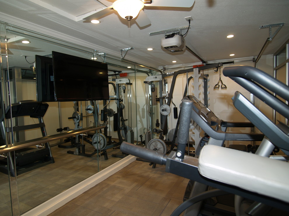 Example of a mid-sized classic carpeted multiuse home gym design in Sacramento with beige walls