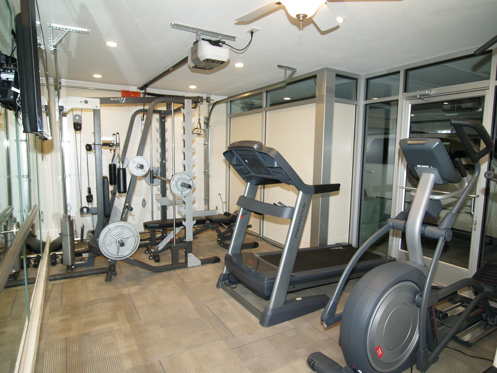 Mid-sized elegant carpeted multiuse home gym photo in Sacramento with beige walls