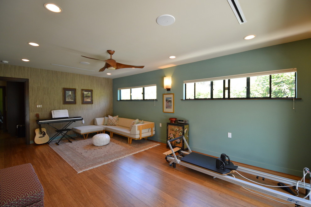 Multifunktionaler, Großer Retro Fitnessraum mit bunten Wänden und braunem Holzboden in Los Angeles
