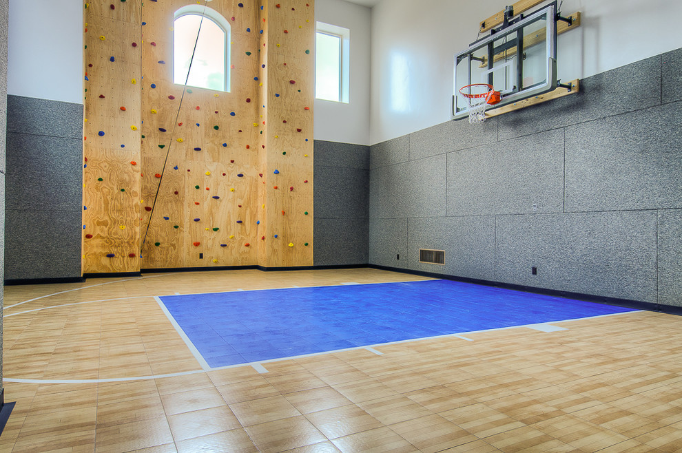 Geräumiger Klassischer Fitnessraum mit Indoor-Sportplatz und weißer Wandfarbe in Salt Lake City