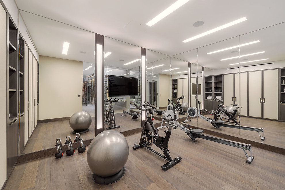 Multifunktionaler, Mittelgroßer Moderner Fitnessraum mit beiger Wandfarbe, braunem Holzboden, braunem Boden und Kassettendecke in London