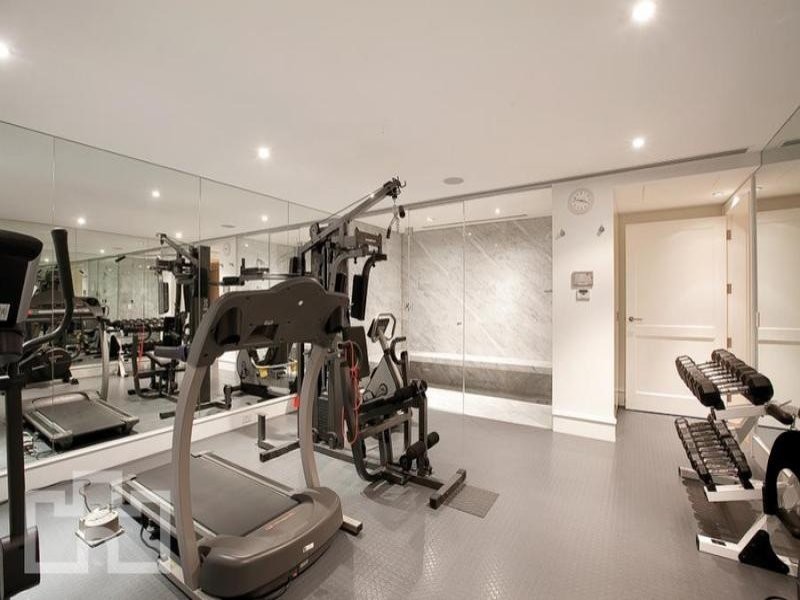 Mittelgroßer, Multifunktionaler Moderner Fitnessraum mit weißer Wandfarbe und grauem Boden in Melbourne