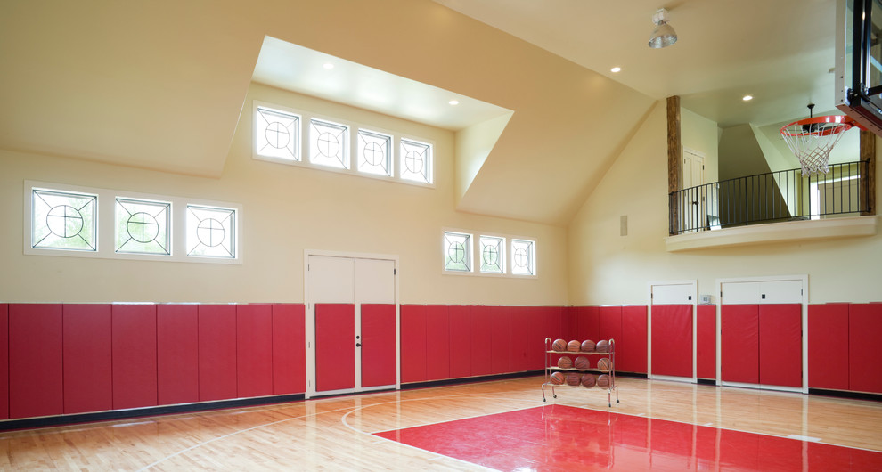 Geräumiger Moderner Fitnessraum mit beiger Wandfarbe und hellem Holzboden in Kansas City