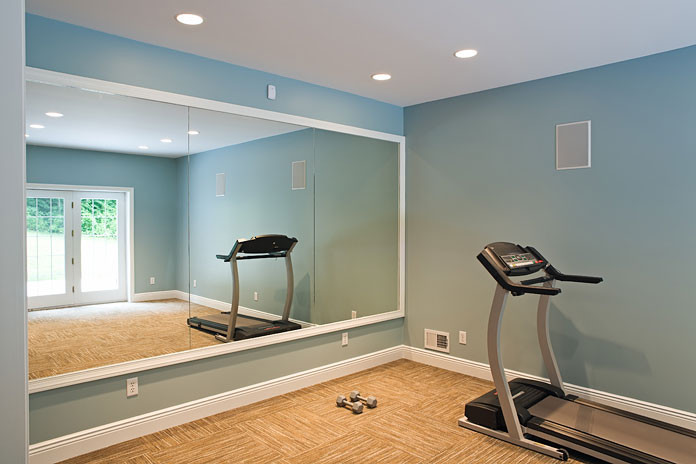 Multifunktionaler, Mittelgroßer Klassischer Fitnessraum mit blauer Wandfarbe und Teppichboden in Charleston