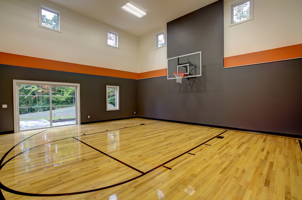 Klassischer Fitnessraum mit Indoor-Sportplatz, grauer Wandfarbe, hellem Holzboden und gelbem Boden in Grand Rapids