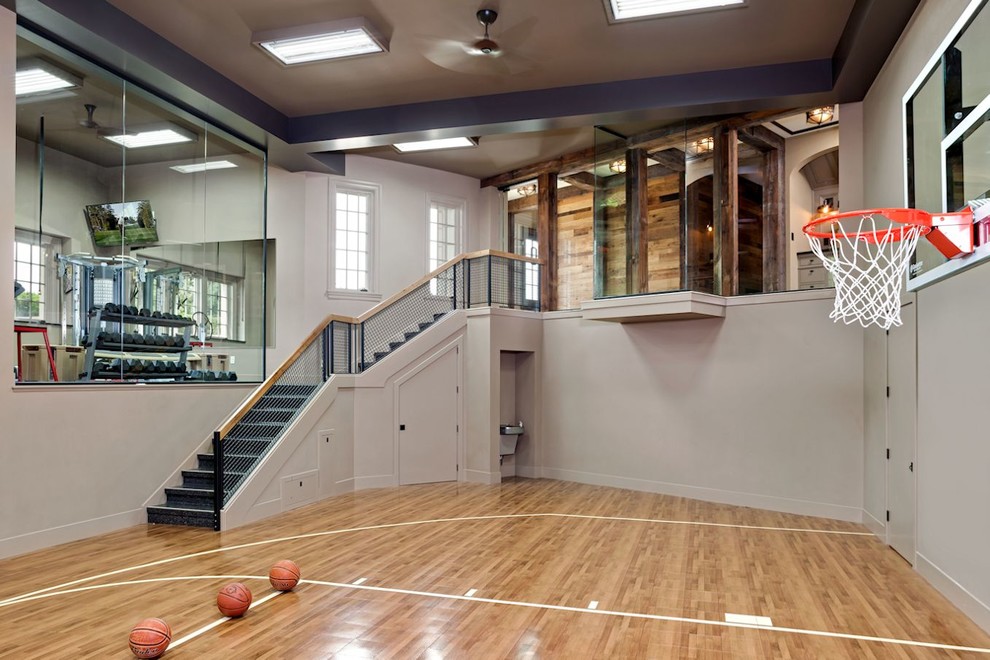 Klassischer Fitnessraum mit Indoor-Sportplatz, grauer Wandfarbe, braunem Holzboden und beigem Boden in Minneapolis