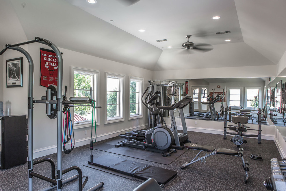 Design ideas for a traditional home gym in Dallas.