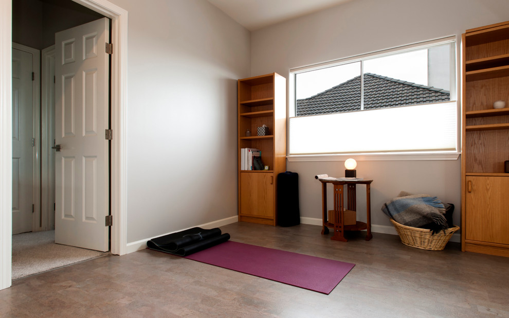 Multifunktionaler, Mittelgroßer Moderner Fitnessraum mit weißer Wandfarbe und braunem Holzboden in Seattle