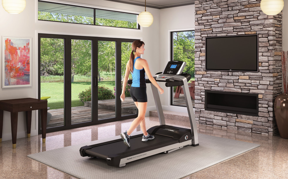 Example of a trendy home gym design in Chicago