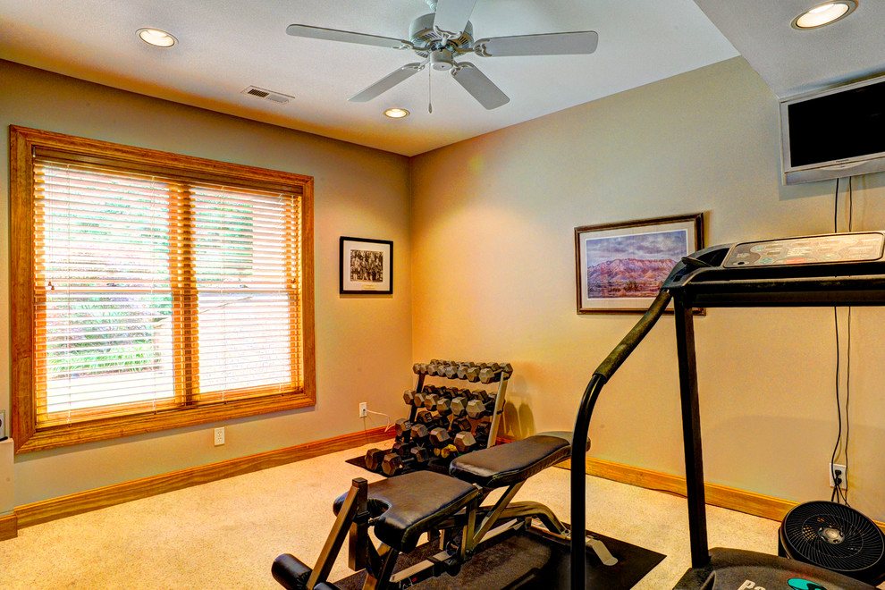 Inspiration for a timeless home gym remodel in Louisville