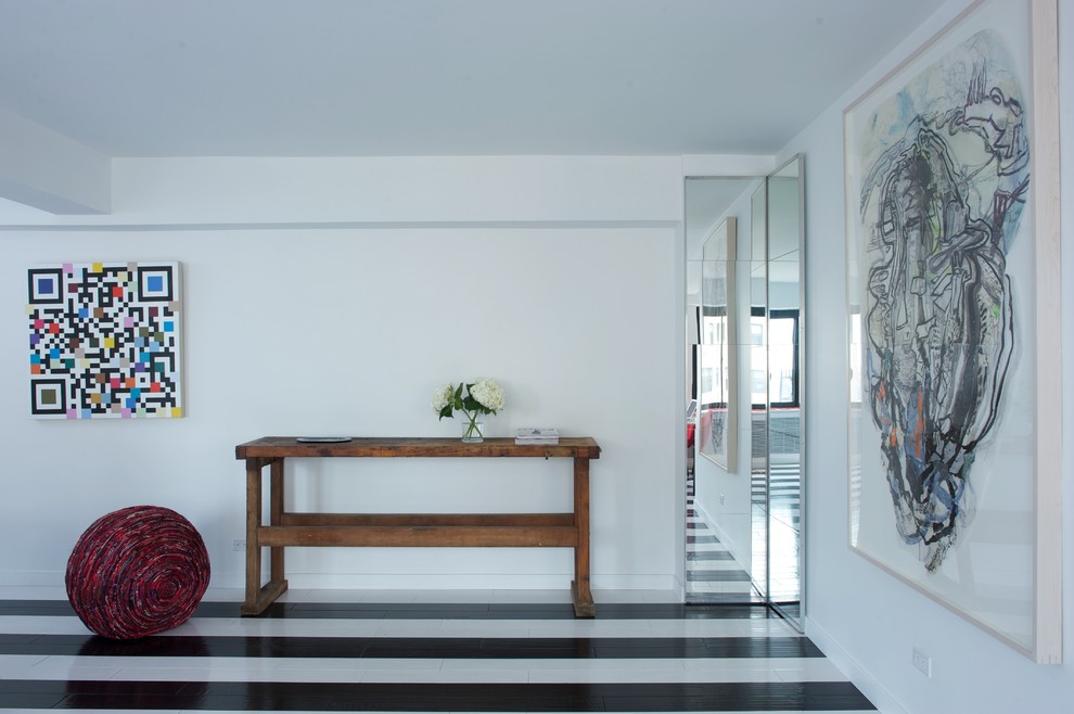 Moderner Fitnessraum mit weißer Wandfarbe und gebeiztem Holzboden in New York