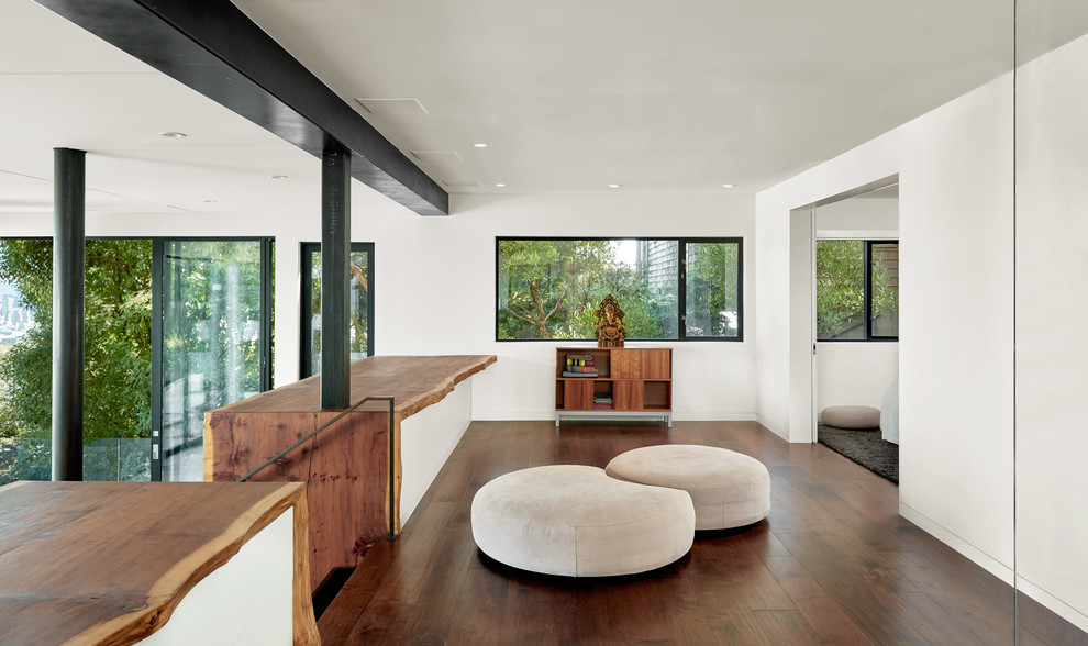 Источник вдохновения для домашнего уюта: йога-студия среднего размера в стиле модернизм с белыми стенами, темным паркетным полом и коричневым полом