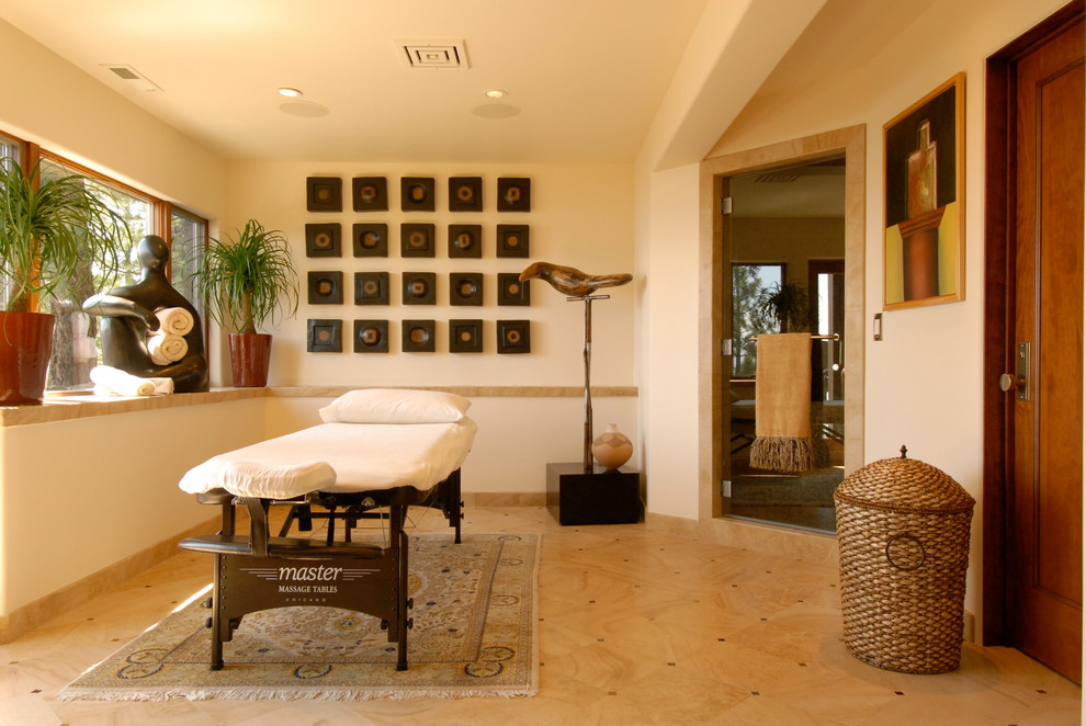 Esempio di una palestra multiuso minimal di medie dimensioni con pareti beige e pavimento con piastrelle in ceramica