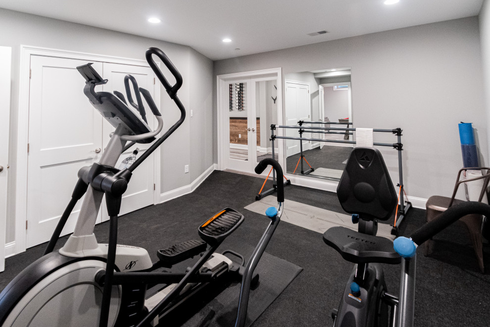 Multifunktionaler, Mittelgroßer Uriger Fitnessraum mit grauer Wandfarbe und schwarzem Boden in Philadelphia