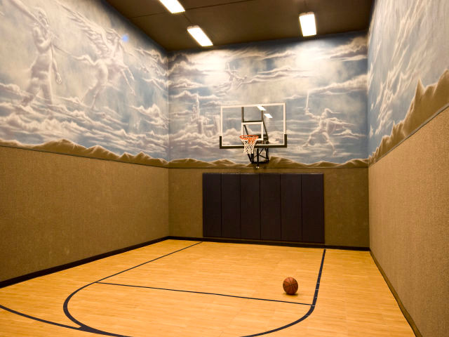 Großer Klassischer Fitnessraum mit Indoor-Sportplatz, bunten Wänden und hellem Holzboden in Salt Lake City