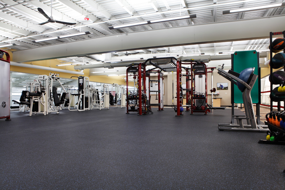 Mittelgroßer Klassischer Fitnessraum mit gelber Wandfarbe in Sonstige