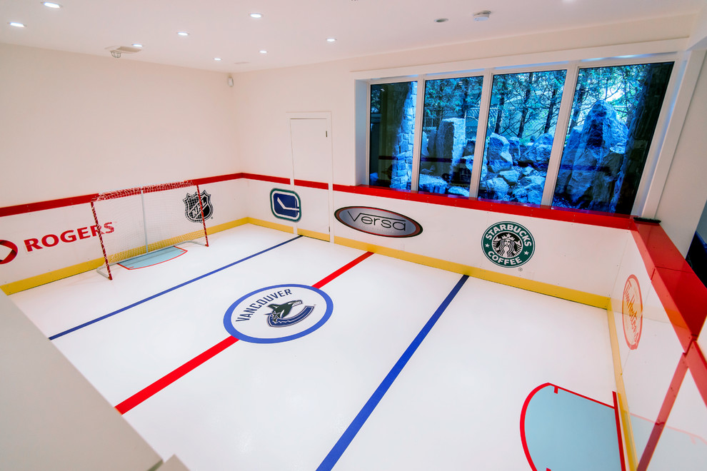 Großer Moderner Fitnessraum mit Indoor-Sportplatz, weißer Wandfarbe und weißem Boden in Vancouver