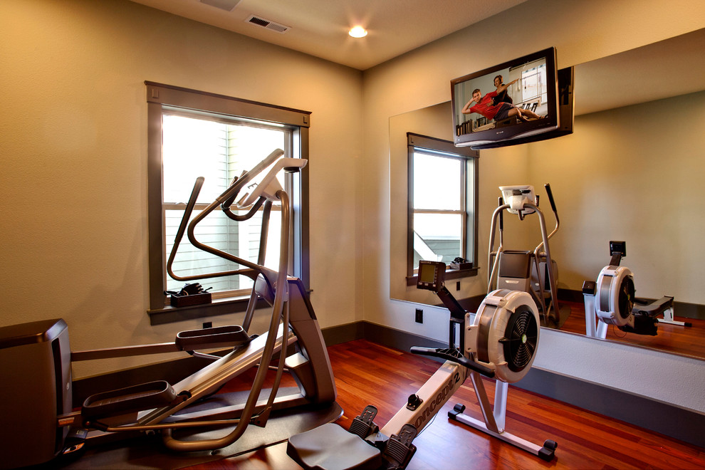 Photo of a traditional home gym in Portland.