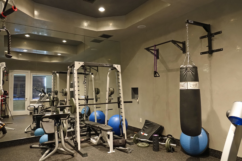 Multifunktionaler, Mittelgroßer Moderner Fitnessraum mit beiger Wandfarbe, Teppichboden und grauem Boden in Miami