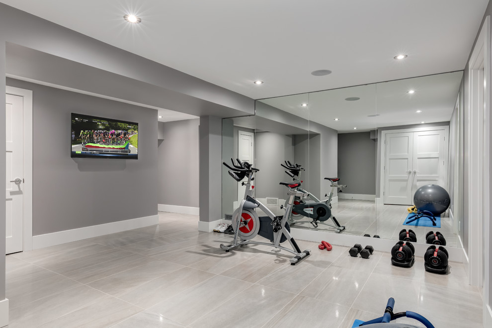 Multifunktionaler Moderner Fitnessraum mit grauer Wandfarbe, Porzellan-Bodenfliesen und grauem Boden in Calgary
