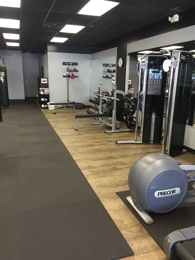 Multifunktionaler, Großer Klassischer Fitnessraum mit grauer Wandfarbe, Vinylboden und beigem Boden in Sonstige