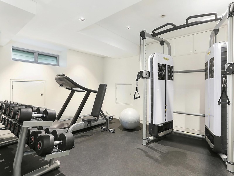 Multifunktionaler, Mittelgroßer Moderner Fitnessraum mit weißer Wandfarbe und Vinylboden in Sydney