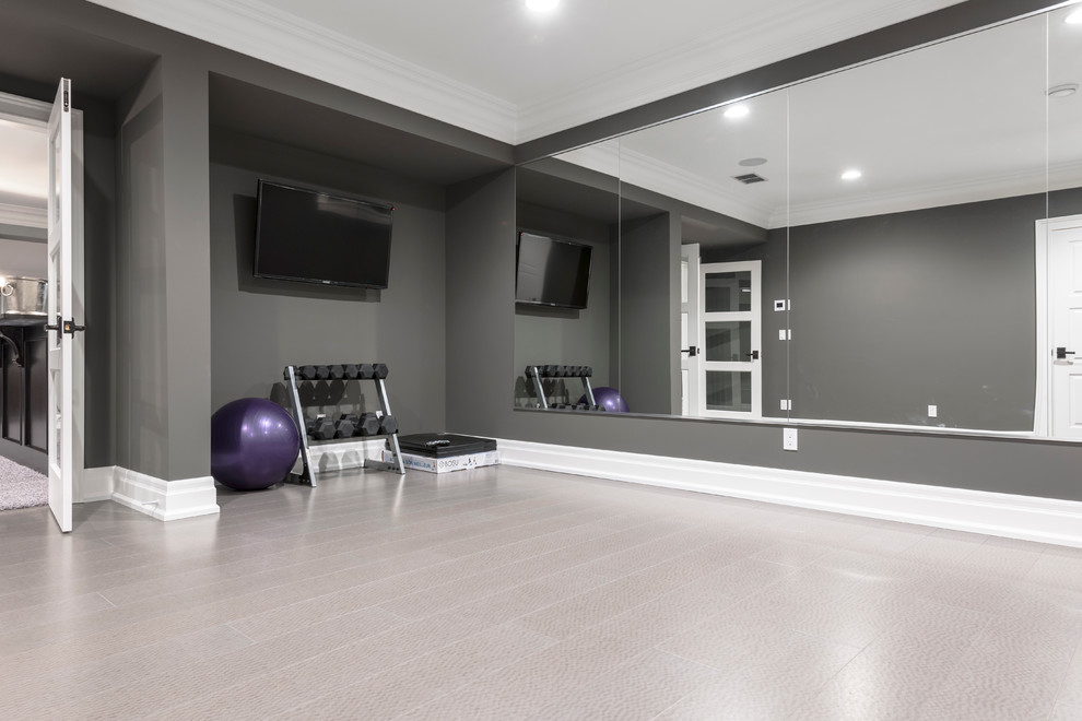 Cette image montre un grand studio de yoga traditionnel avec un mur gris.