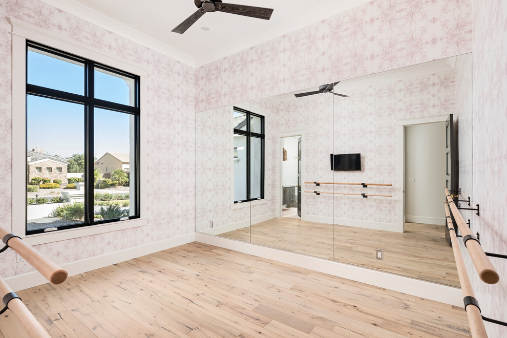 Источник вдохновения для домашнего уюта: домашний тренажерный зал в стиле неоклассика (современная классика) с розовыми стенами, светлым паркетным полом и бежевым полом
