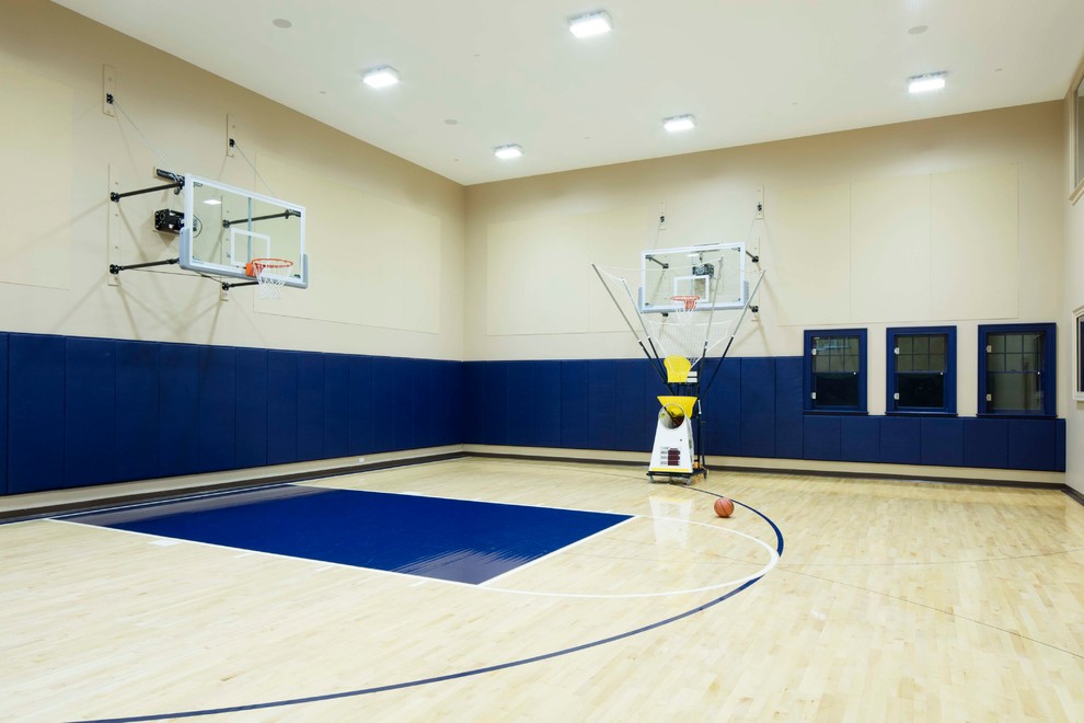 Geräumiger Klassischer Fitnessraum mit Indoor-Sportplatz, beiger Wandfarbe, hellem Holzboden und beigem Boden in Boston