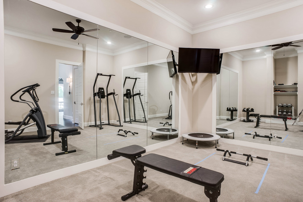Multifunktionaler, Großer Klassischer Fitnessraum mit grauer Wandfarbe, Teppichboden und grauem Boden in Dallas