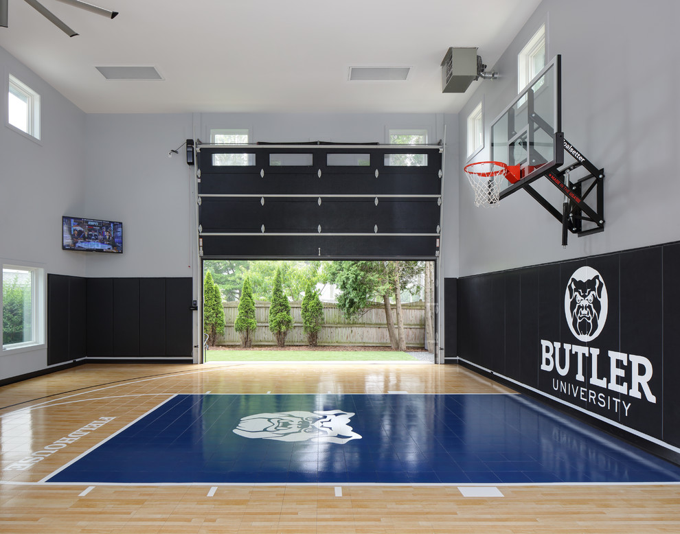 Exemple d'un grand terrain de sport intérieur chic avec un mur gris, un sol en vinyl et un sol bleu.