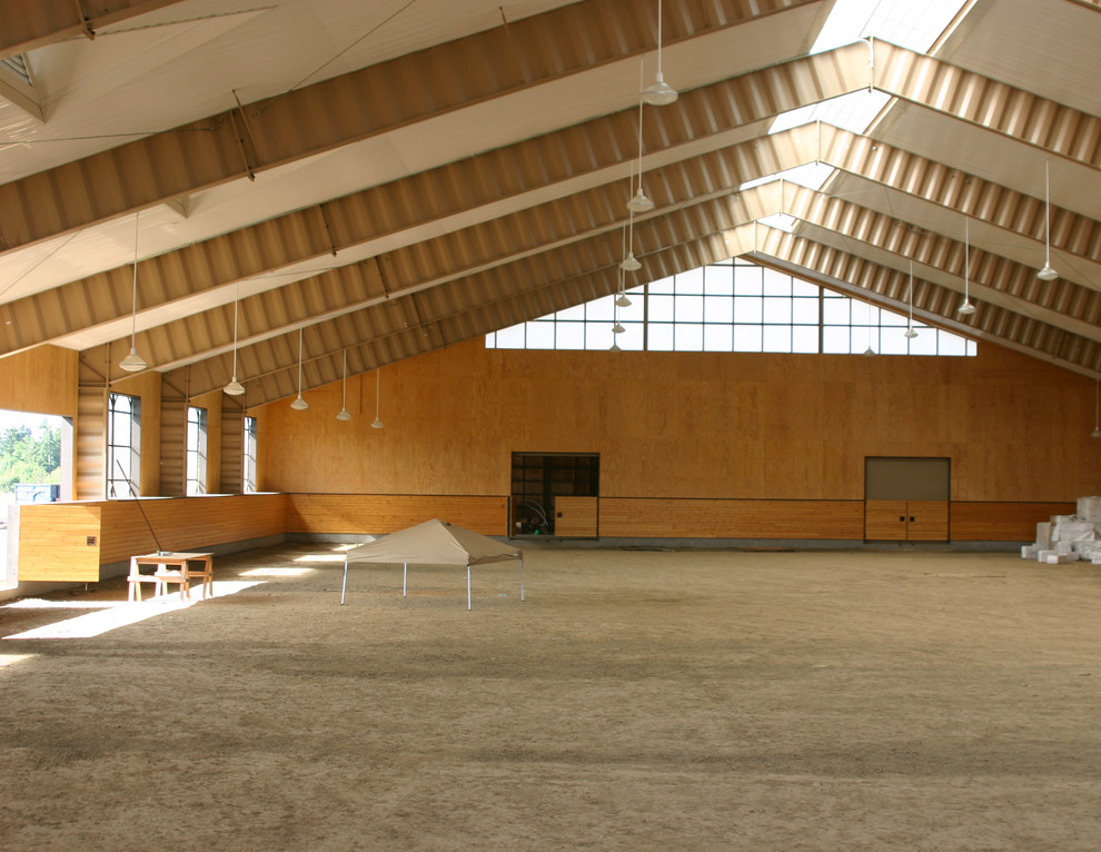 Пример оригинального дизайна: огромный спортзал в классическом стиле с коричневыми стенами