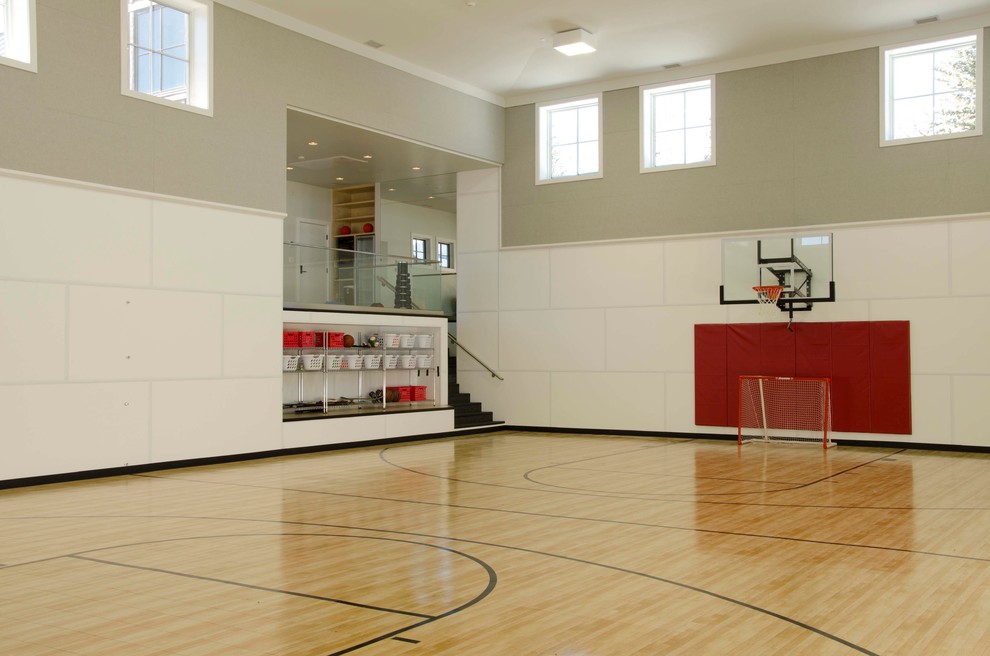 Großer Landhaus Fitnessraum mit Indoor-Sportplatz und weißer Wandfarbe in Denver