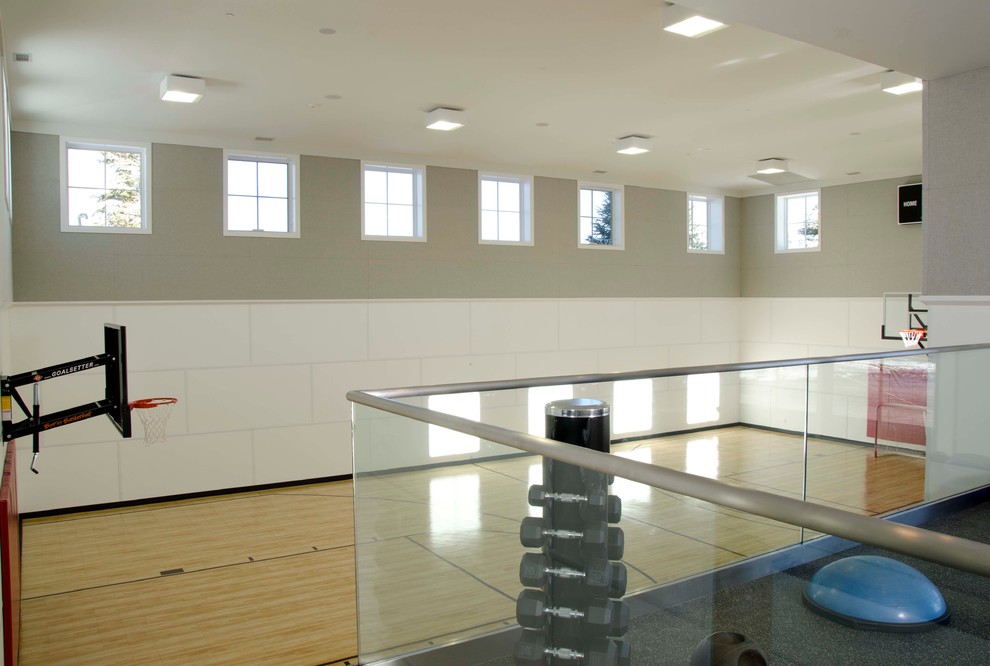 Großer Landhaus Fitnessraum mit Indoor-Sportplatz und weißer Wandfarbe in Denver