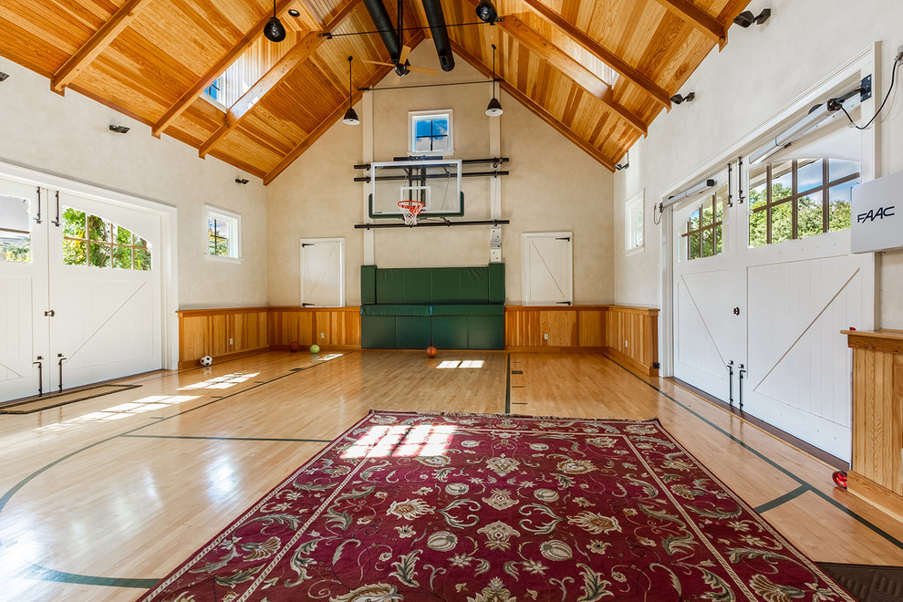 Landhausstil Fitnessraum mit Indoor-Sportplatz, weißer Wandfarbe und hellem Holzboden in Philadelphia