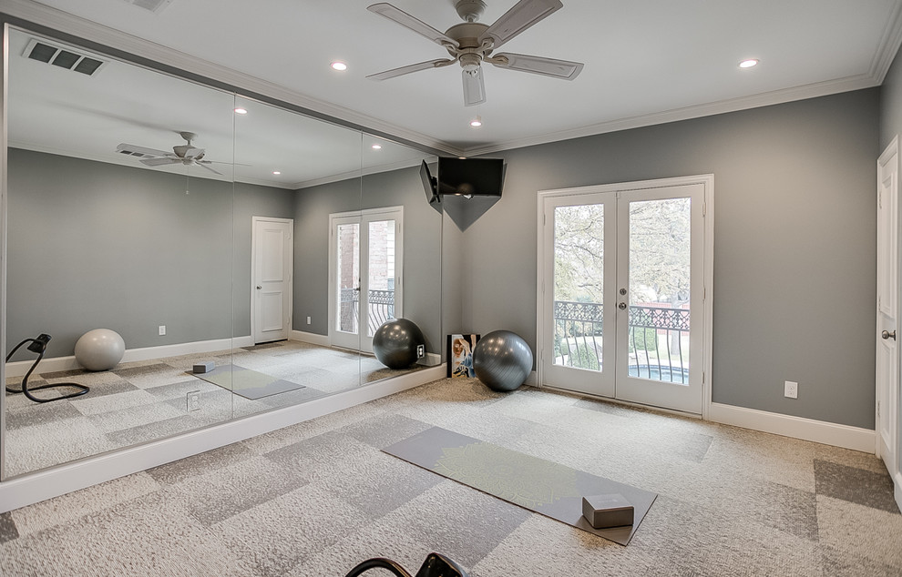 На фото: большая йога-студия в современном стиле с серыми стенами, ковровым покрытием и бежевым полом