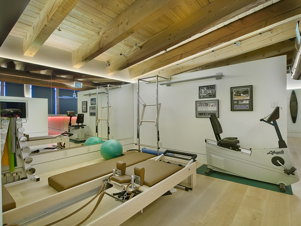 Multifunktionaler Moderner Fitnessraum mit weißer Wandfarbe und hellem Holzboden in Denver