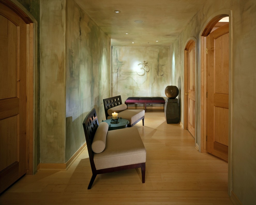 フェニックスにある広いトランジショナルスタイルのおしゃれなヨガスタジオ (緑の壁、竹フローリング、茶色い床) の写真