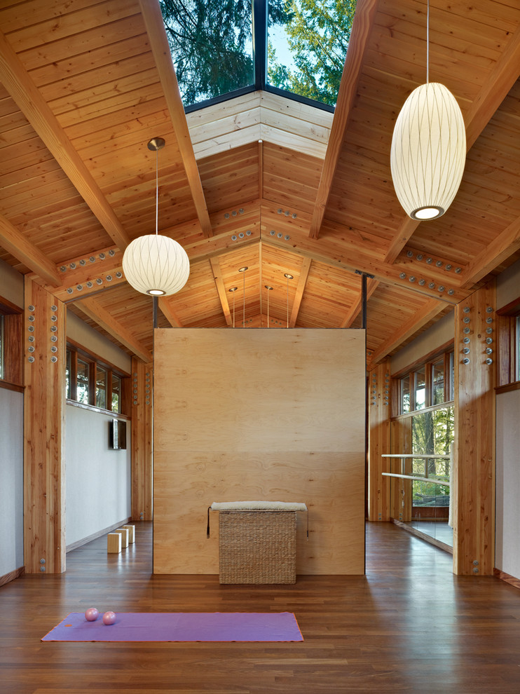 Großer Moderner Yogaraum mit braunem Holzboden in Seattle