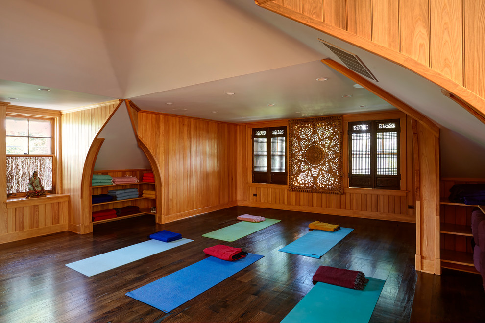 Ejemplo de estudio de yoga de estilo zen de tamaño medio con suelo de madera oscura, suelo marrón y paredes marrones