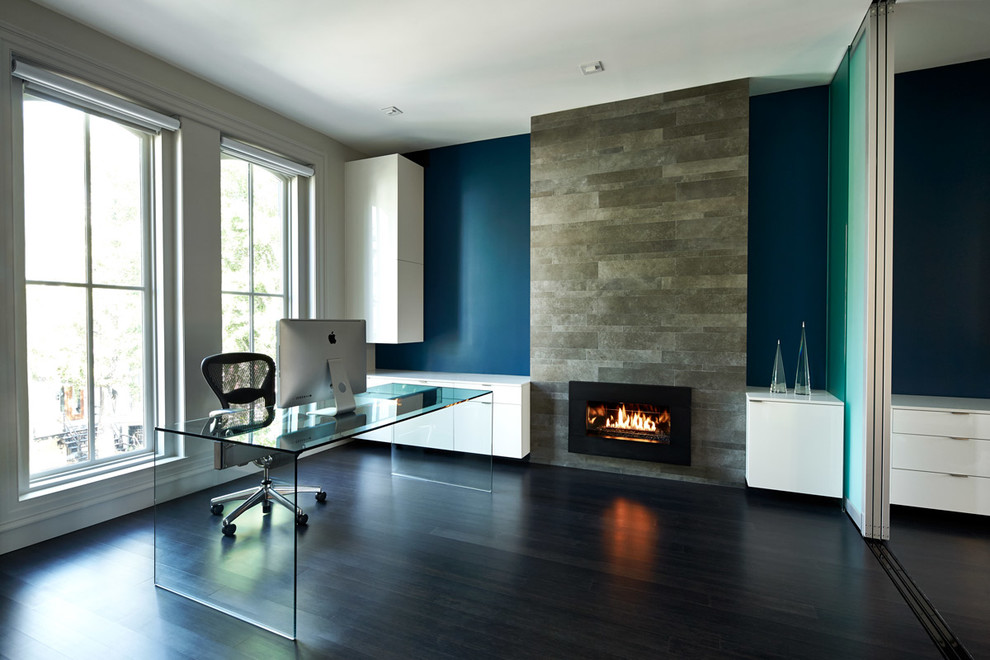 Пример оригинального дизайна: кабинет в современном стиле с синими стенами, темным паркетным полом и отдельно стоящим рабочим столом