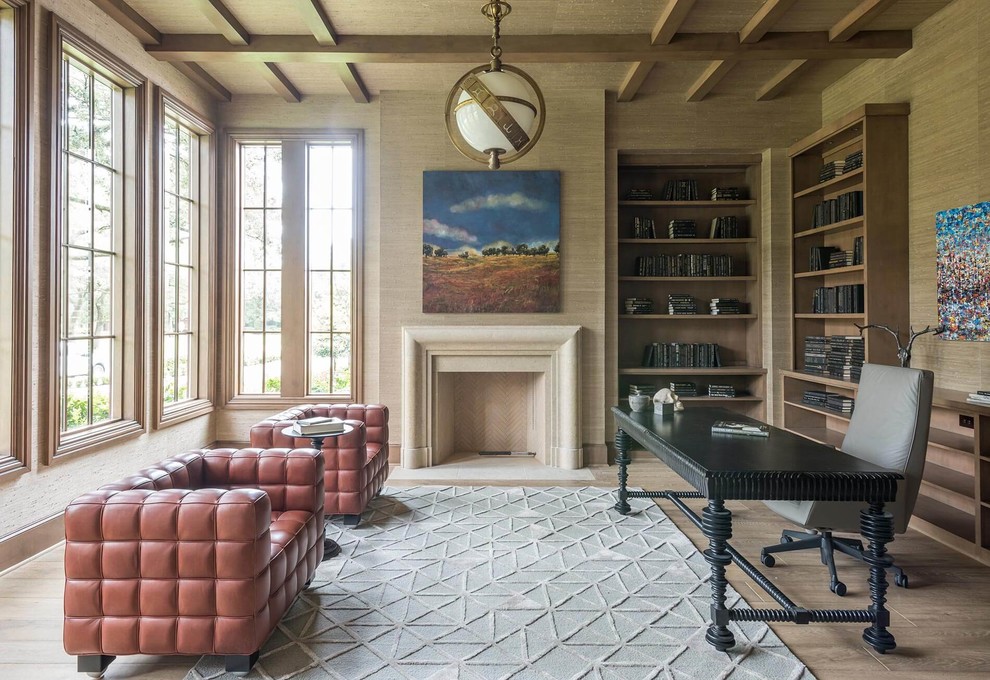 Diseño de despacho tradicional renovado con suelo de madera oscura, todas las chimeneas, escritorio independiente, suelo marrón y paredes beige