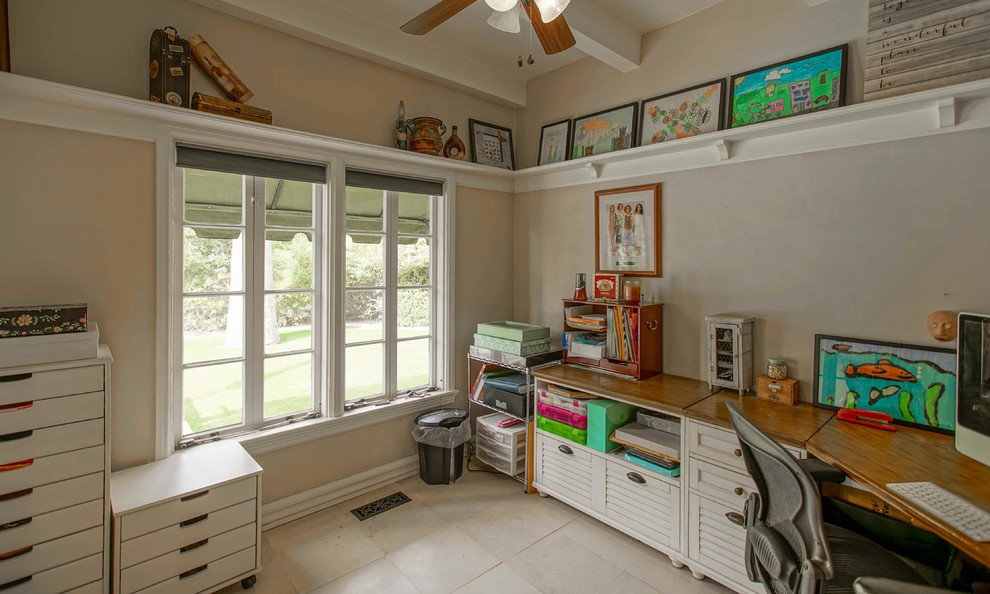 Design ideas for a classic home office in Phoenix.