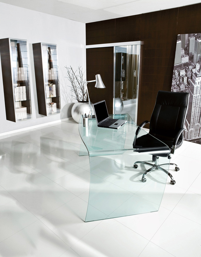 Пример оригинального дизайна: кабинет среднего размера в современном стиле с коричневыми стенами и отдельно стоящим рабочим столом