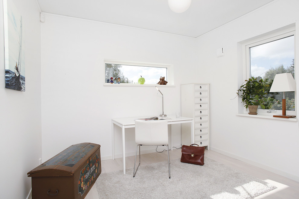 Foto di un piccolo ufficio nordico con pareti bianche, parquet chiaro, scrivania autoportante e nessun camino