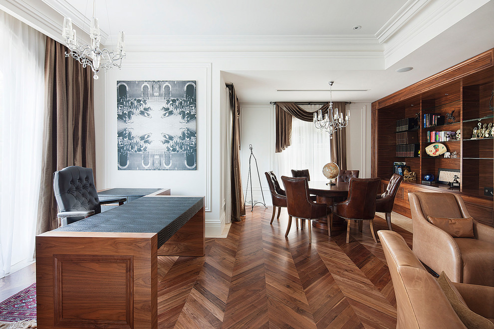 Diseño de despacho clásico renovado con paredes blancas, suelo de madera oscura y escritorio independiente