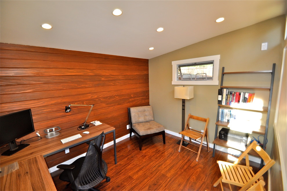 Aménagement d'un petit bureau contemporain avec un bureau indépendant et un mur vert.