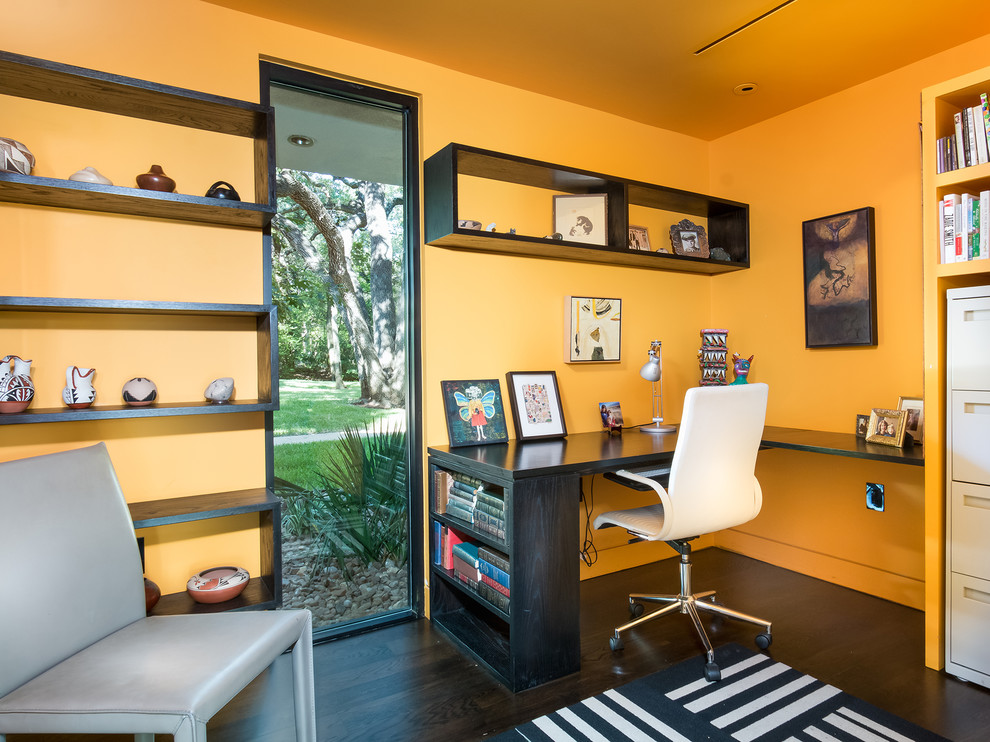Immagine di un ufficio contemporaneo con parquet scuro, scrivania incassata e pavimento marrone
