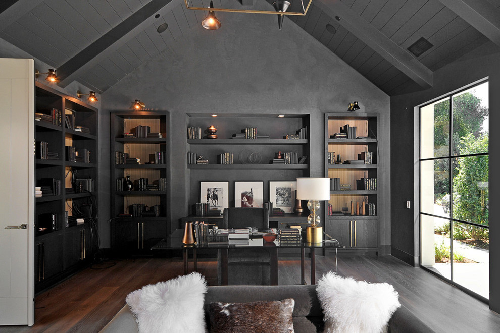 Foto de despacho clásico renovado extra grande con paredes grises, suelo de madera oscura y escritorio independiente