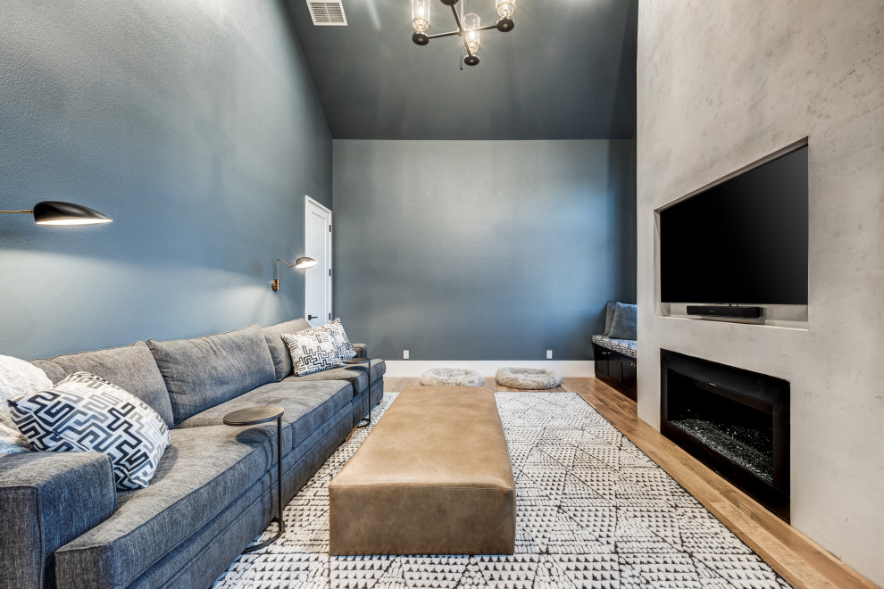 Großes Modernes Lesezimmer mit grauer Wandfarbe, hellem Holzboden, Kamin, verputzter Kaminumrandung, Einbau-Schreibtisch und braunem Boden in Dallas